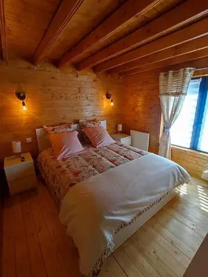 Un ou plusieurs lits dans un hébergement de l'établissement Le chalet de Joyce spa et piscine