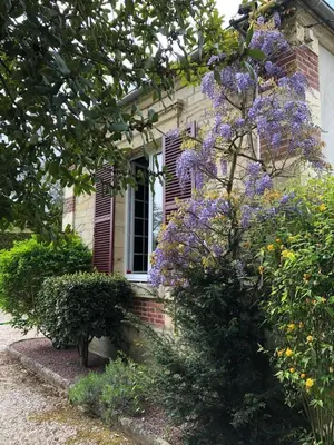 Jardin de l'établissement Petit manoir av court de tennis