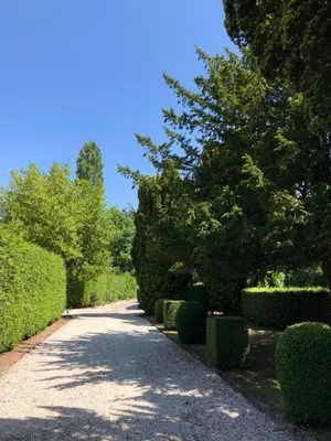 Jardin de l'établissement Petit manoir av court de tennis