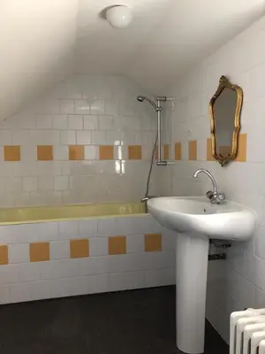 Salle de bains dans l'établissement Petit manoir av court de tennis