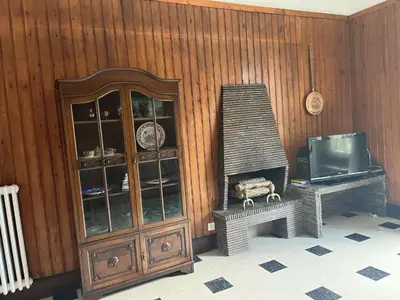 Télévision ou salle de divertissement dans l'établissement Petit manoir av court de tennis