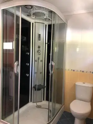 Salle de bains dans l'établissement Petit manoir av court de tennis
