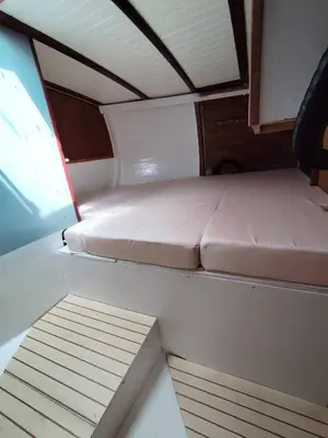 Un ou plusieurs lits dans un hébergement de l'établissement Voilier confortable en bois à cotés des plages et ferries