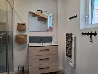 Salle de bains dans l'établissement Maison familiale 3 chambres à 300m de la plage - FR-1-788-81
