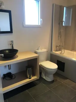 Salle de bains dans l'établissement Beautiful villa with pool and stunning sea view
