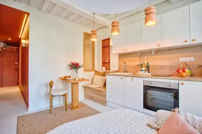 Cuisine ou kitchenette dans l'établissement Le Saint-Sauveur - Chaleureux 2 pièces - Vidéoprojecteur