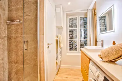 Salle de bains dans l'établissement Le Saint-Sauveur - Chaleureux 2 pièces - Vidéoprojecteur