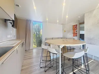 Cuisine ou kitchenette dans l'établissement Mobil-home confortable 6 pers, 3 ch, 2 sdb, proche plage, ménage inclus - FR-1-361A-99