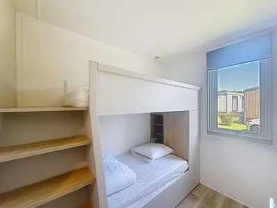 Un ou plusieurs lits dans un hébergement de l'établissement Mobil-home confortable 6 pers, 3 ch, 2 sdb, proche plage, ménage inclus - FR-1-361A-99