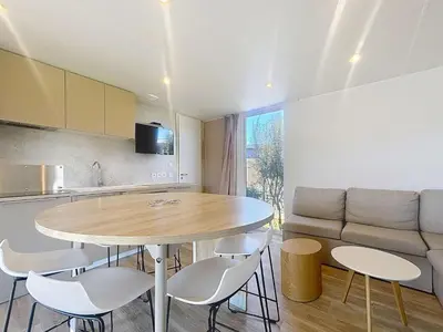 Cuisine ou kitchenette dans l'établissement Mobil-home confortable 6 pers, 3 ch, 2 sdb, proche plage, ménage inclus - FR-1-361A-99