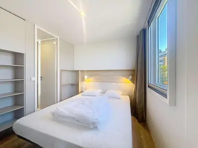Un ou plusieurs lits dans un hébergement de l'établissement Mobil-home confortable 6 pers, 3 ch, 2 sdb, proche plage, ménage inclus - FR-1-361A-99