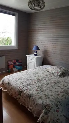 Un ou plusieurs lits dans un hébergement de l'établissement La Maison Du Soleil Couchant - avec jardin - à 250 m de la plage - Véranda