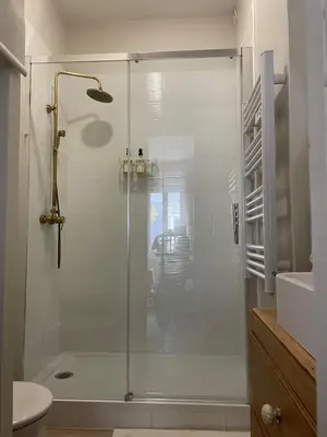 Salle de bains dans l'établissement Le Petit Louis