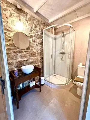 Salle de bains dans l'établissement Les jardins du Tôt