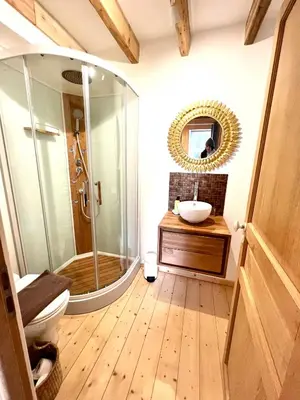 Salle de bains dans l'établissement Les jardins du Tôt