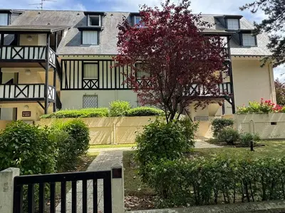 Jardin de l'établissement Appartement Duplex 2 Pièces Centre-Ville avec Balcon et Internet Inclus - FR-1-487-383