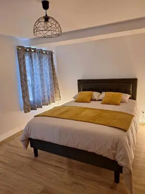 Un ou plusieurs lits dans un hébergement de l'établissement Appartement spacieux à Monfréville avec terrasse