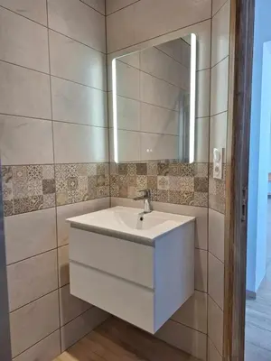 Salle de bains dans l'établissement Appartement spacieux à Monfréville avec terrasse