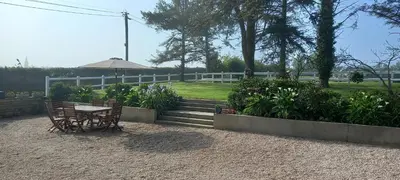 Jardin de l'établissement Appartement spacieux à Monfréville avec terrasse