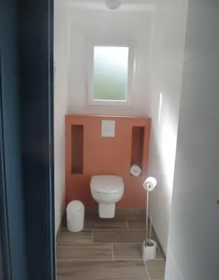Salle de bains dans l'établissement La Quesnelière