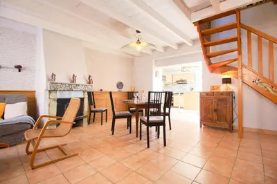 Coin salon dans l'établissement Maison de pêcheur à 50m de la mer & 10min ferry, 3 chambres, 7 personnes, intendance Luxury Host