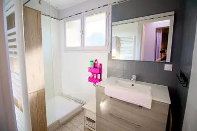 Salle de bains dans l'établissement Maison de pêcheur à 50m de la mer & 10min ferry, 3 chambres, 7 personnes, intendance Luxury Host
