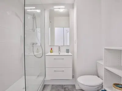 Salle de bains dans l'établissement Studio moderne proche plage avec WiFi à Dives-sur-Mer - FR-1-788-84