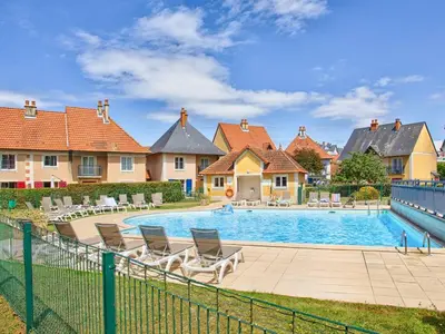 Piscine de l'établissement Studio moderne proche plage avec WiFi à Dives-sur-Mer - FR-1-788-84 ou située à proximité