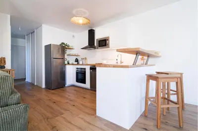 Cuisine ou kitchenette dans l'établissement Appartement Aloha - Proche du Port de Carteret