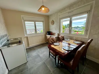 Cuisine ou kitchenette dans l'établissement Les Nuits du Cotentin appartement meublé