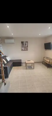 Télévision ou salle de divertissement dans l'établissement La maison à Nono