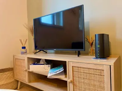 Télévision ou salle de divertissement dans l'établissement Le Saint-Lois