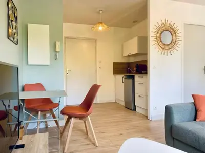 Cuisine ou kitchenette dans l'établissement Le Saint-Lois