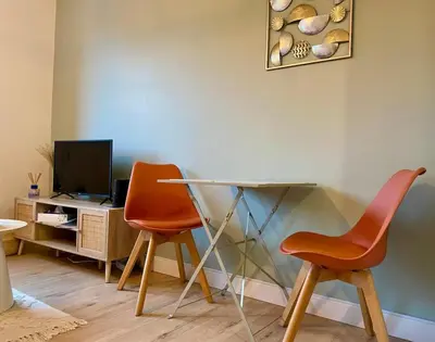 Télévision ou salle de divertissement dans l'établissement Le Saint-Lois