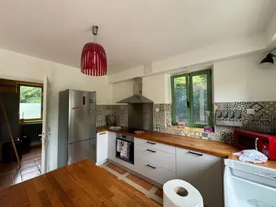 Cuisine ou kitchenette dans l'établissement Dans le cadre paisible d'un corps de ferme rénové