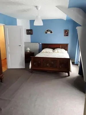 Un ou plusieurs lits dans un hébergement de l'établissement Charmante maison dans le bocage proche A84