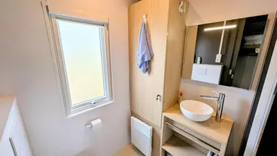 Salle de bains dans l'établissement Cozy mobile home with great comfort - Camping La Sirène