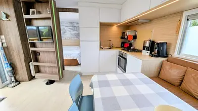 Cuisine ou kitchenette dans l'établissement Cozy mobile home with great comfort - Camping La Sirène