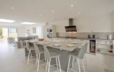 Cuisine ou kitchenette dans l'établissement Amazing Home In Creances With Wifi