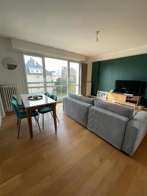 Coin salon dans l'établissement Chambre privée chez l'habitant avec accès à des espaces partagés
