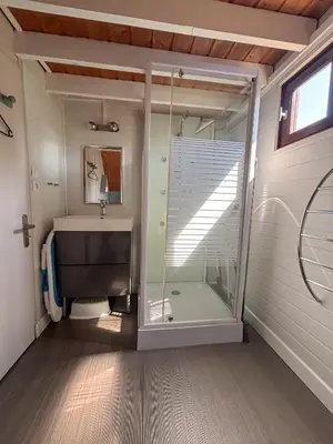 Salle de bains dans l'établissement Chalet moderne 6 pers avec piscine l'été