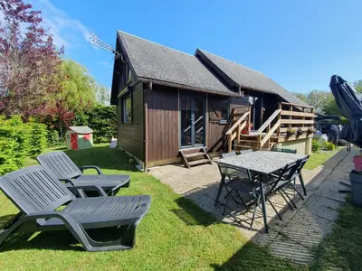 Jardin de l'établissement Chalet moderne 6 pers avec piscine l'été