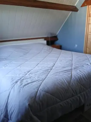 Un ou plusieurs lits dans un hébergement de l'établissement Chalet 5 personnes proche de la mer à Merville-Franceville-Plage