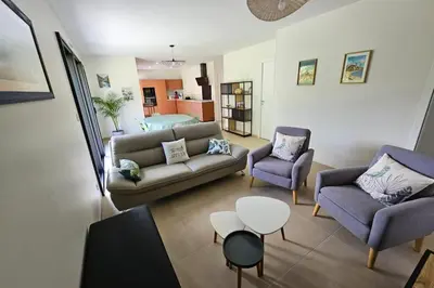 Coin salon dans l'établissement Charmante maison neuve