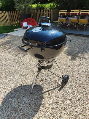 Barbecue disponible mis à disposition des clients de la maison de vacances