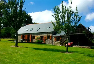 Jardin de l'établissement Luxury rural farmhouse retreat ideal for families with a jacuzzi hot tub