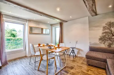 Coin salon dans l'établissement Charmant T2 avec jardin et Parking - 5 min de Bayeux