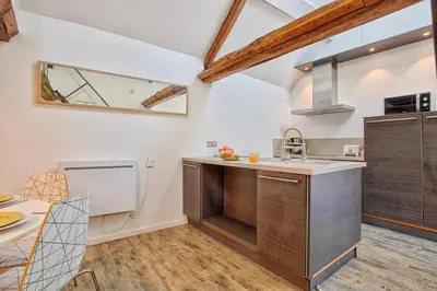 Cuisine ou kitchenette dans l'établissement T2 Authentique, Jardin et BBQ - 5min Bayeux - Parking