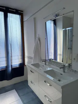 Salle de bains dans l'établissement Maison de ville - 3 chambres