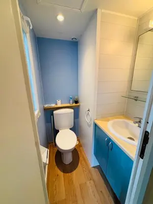 Salle de bains dans l'établissement Mobilhome